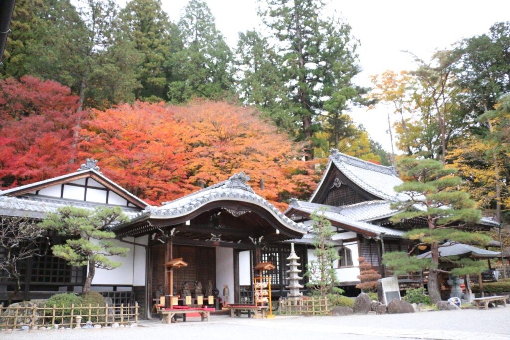 温泉寺と紅葉