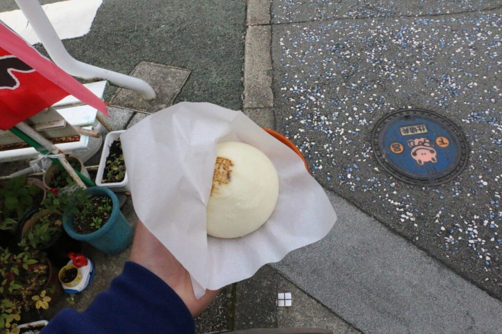 飛騨牛まんとマンホール
